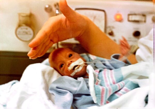 Lauren Eden nació en 1982 a las 26 semanas. (Cortesía de <a href="https://www.facebook.com/people/Lauren-Eden-Abortion-Survivor-Pro-Life-Speaker-Family-Advocate/100084937398584/?paipv=0&eav=AfbNcq6rBDzY0X6M5hVCNwdyqWDESlFL_ytDBZBEIUOsVmiXB8VzEpLRKDZMNrYTPME&_rdr" target="_blank" rel="noopener">Lauren Eden</a>)
