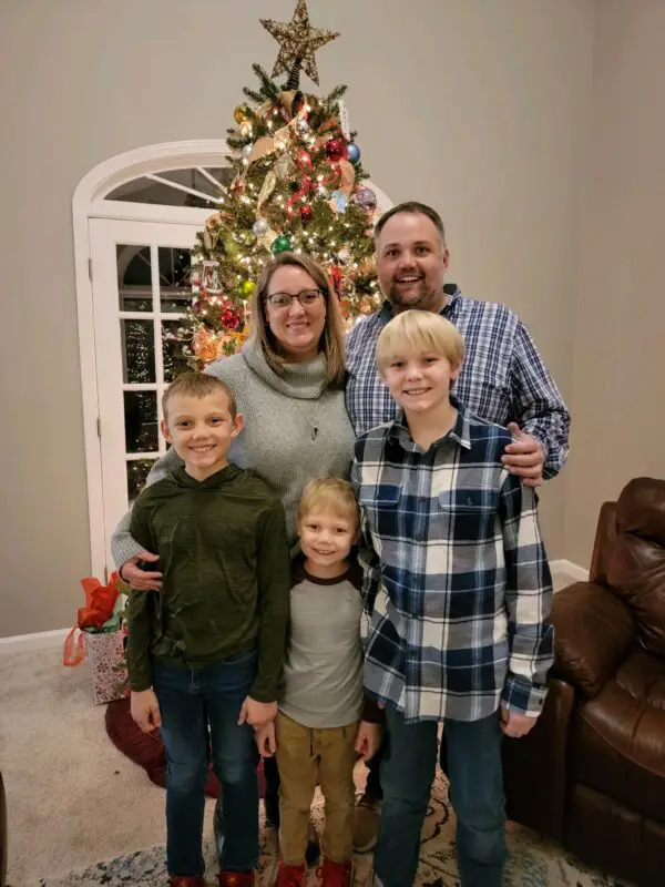 Lauren con su esposo, David, y sus tres hijos. (Cortesía de <a href="https://www.facebook.com/people/Lauren-Eden-Abortion-Survivor-Pro-Life-Speaker-Family-Advocate/100084937398584/?paipv=0&eav=AfbNcq6rBDzY0X6M5hVCNwdyqWDESlFL_ytDBZBEIUOsVmiXB8VzEpLRKDZMNrYTPME&_rdr" target="_blank" rel="noopener">Lauren Eden</a>)