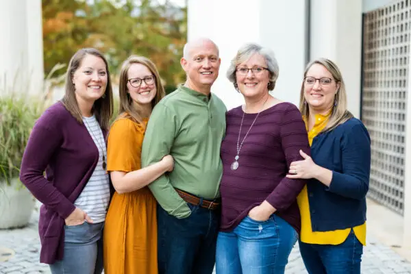 Lauren (derecha.) con sus padres y dos hermanas. (Cortesía de Eleanor Stenner Photography, vía <a href="https://www.facebook.com/people/Lauren-Eden-Abortion-Survivor-Pro-Life-Speaker-Family-Advocate/100084937398584/?paipv=0&eav=AfbNcq6rBDzY0X6M5hVCNwdyqWDESlFL_ytDBZBEIUOsVmiXB8VzEpLRKDZMNrYTPME&_rdr" target="_blank" rel="noopener">Lauren Eden</a>)