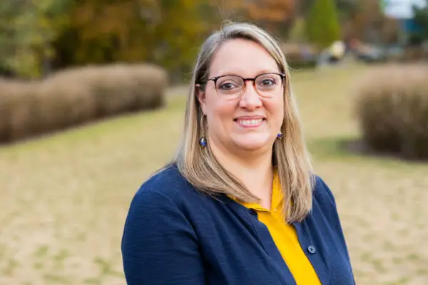 Lauren Eden. (Cortesía de Eleanor Stenner Photography, vía <a href="https://www.facebook.com/people/Lauren-Eden-Abortion-Survivor-Pro-Life-Speaker-Family-Advocate/100084937398584/?paipv=0&eav=AfbNcq6rBDzY0X6M5hVCNwdyqWDESlFL_ytDBZBEIUOsVmiXB8VzEpLRKDZMNrYTPME&_rdr" target="_blank" rel="noopener">Lauren Eden</a>)