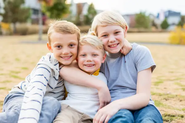 Los hijos de Lauren y David: (I-D) Caleb, Noah y Ethan. (Cortesía de Eleanor Stenner Photography, vía <a href="https://www.facebook.com/people/Lauren-Eden-Abortion-Survivor-Pro-Life-Speaker-Family-Advocate/100084937398584/?paipv=0&eav=AfbNcq6rBDzY0X6M5hVCNwdyqWDESlFL_ytDBZBEIUOsVmiXB8VzEpLRKDZMNrYTPME&_rdr" target="_blank" rel="noopener">Lauren Eden</a>)