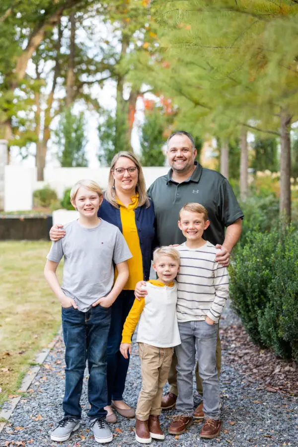 Lauren con su esposo y sus hijos. (Cortesía de Eleanor Stenner Photography, vía <a href="https://www.facebook.com/people/Lauren-Eden-Abortion-Survivor-Pro-Life-Speaker-Family-Advocate/100084937398584/?paipv=0&eav=AfbNcq6rBDzY0X6M5hVCNwdyqWDESlFL_ytDBZBEIUOsVmiXB8VzEpLRKDZMNrYTPME&_rdr" target="_blank" rel="noopener">Lauren Eden</a>)