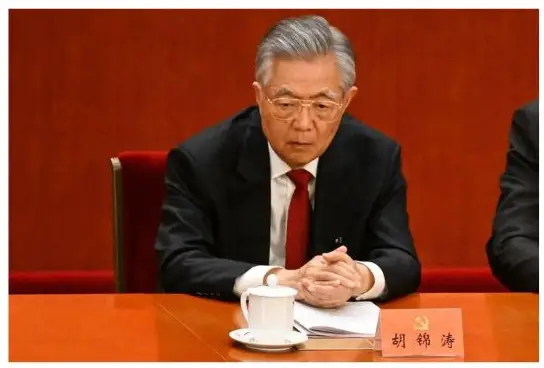 El exlíder chino Hu Jintao asiste a la sesión inaugural del 20º Congreso del Partido Comunista Chino en el Gran Salón del Pueblo en Beijing el 16 de octubre de 2022. (Noel Celis/AFP vía Getty Images)
