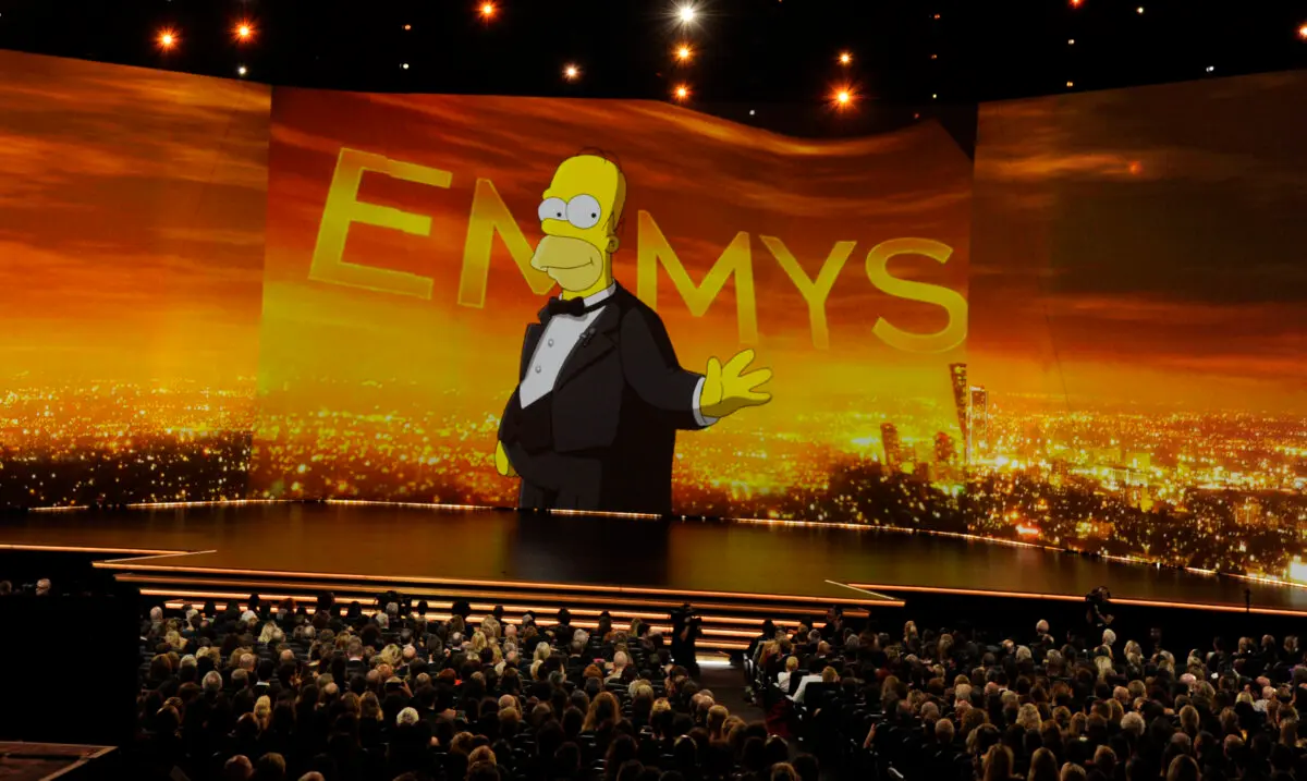 El personaje animado Homer Simpson se proyecta en la pantalla en la 71.ª edición de los Premios Primetime Emmy en el Microsoft Theater de Los Ángeles, California, el 22 de septiembre de 2019. (Chris Pizzello/Invision/AP)