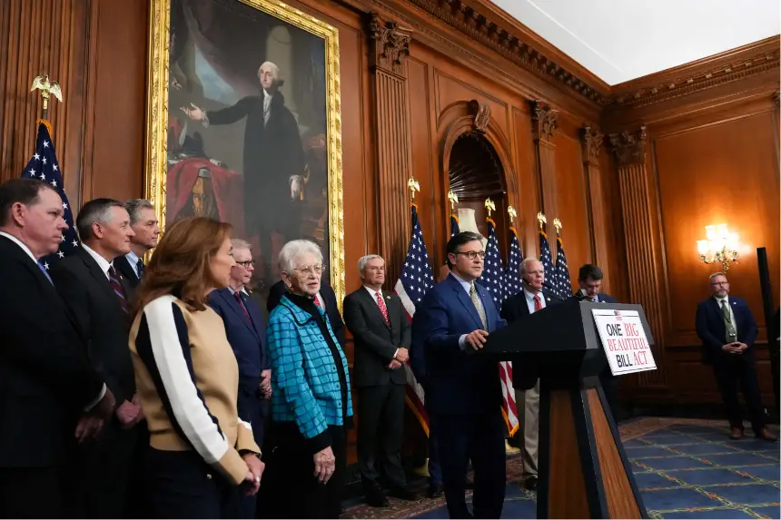 El presidente de la Cámara de Representantes, Mike Johnson (R-Luisiana), habla con los medios después de que la Cámara aprobara por un estrecho margen un proyecto de ley que impulsa la agenda del presidente Donald Trump en el Capitolio de los Estados Unidos en Washington el 22 de mayo de 2025. (Kevin Dietsch/Getty Images)