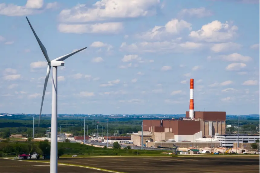 Una turbina eólica cerca de la central nuclear LaSalle Clean Energy Center de Constellation Energy, cerca de Marseilles, Illinois, el 23 de mayo de 2025. (Scott Olson/Getty Images)