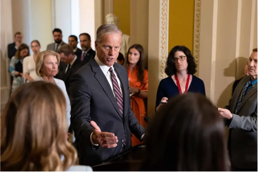 El líder de la mayoría del Senado, John Thune (R-Dakota del Sur), habla con la prensa después de su almuerzo semanal sobre políticas en el Capitolio de los Estados Unidos en Washington el 20 de mayo de 2025. (Tasos Katopodis/Getty Images)