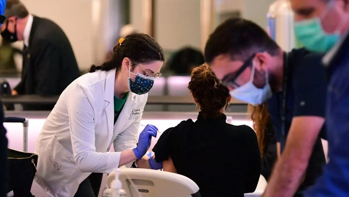 Una persona recibe la vacuna contra el COVID-19 en el Aeropuerto Internacional de Los Ángeles, en Los Ángeles, el 22 de diciembre de 2021. (Frederic J. Brown/AFP a través de Getty Images)