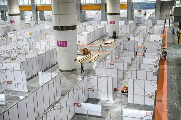 Empleados trabajan en un hospital improvisado que se utilizará para pacientes con COVID-19 en Guangzhou, en la provincia oriental china de Guangdong, el 11 de abril de 2022. (AFP vía Getty Images)