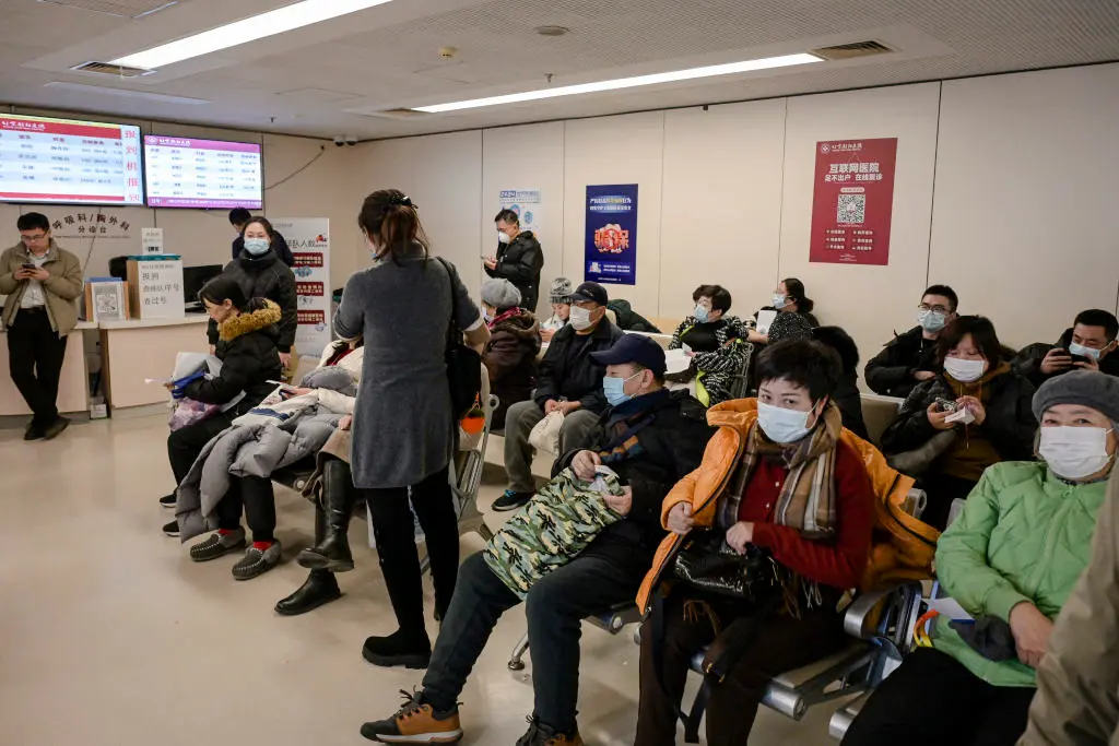 Personas con mascarillas esperan en la zona de consultas externas del departamento de neumología de un hospital de Beijing, China, el 8 de enero de 2025. (Jade Gao/AFP a través de Getty Images)