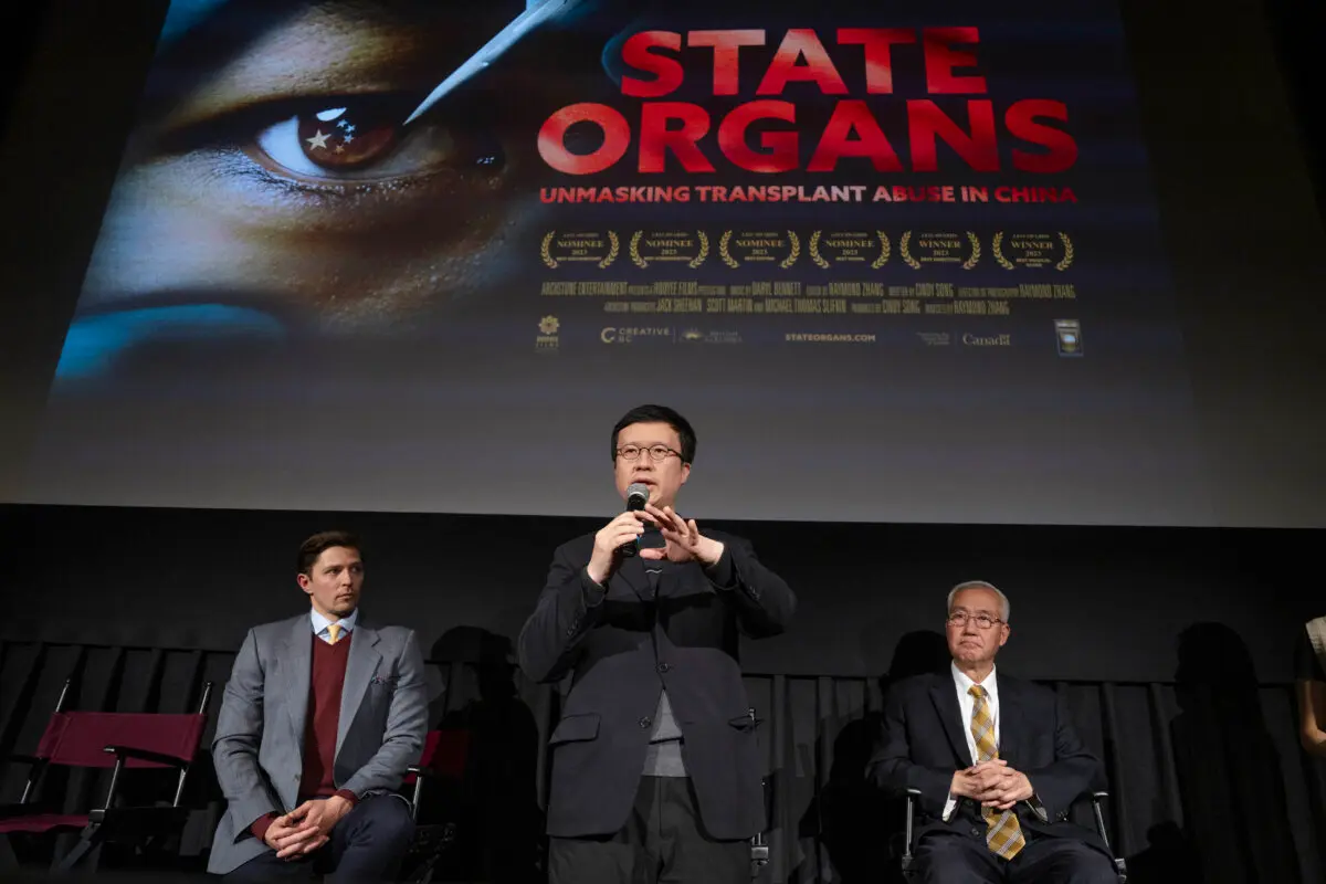 (De izquierda a derecha) El moderador del panel Roman Balmakov, el director de cine Raymond Zhang y Wang Zhiyuan, director de la Organización Mundial para Investigar la Persecución de Falun Gong, hablan durante un debate tras la proyección de "State Organs" en el Village East by Angelika de Nueva York el 9 de noviembre de 2024. (Samira Bouaou/The Epoch Times).