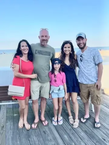 [De izquierda a derecha] Jennifer, Darin, Alaina, Brooke (esposa de Dylan) y Dylan. (Cortesía de Jennifer Hamm)