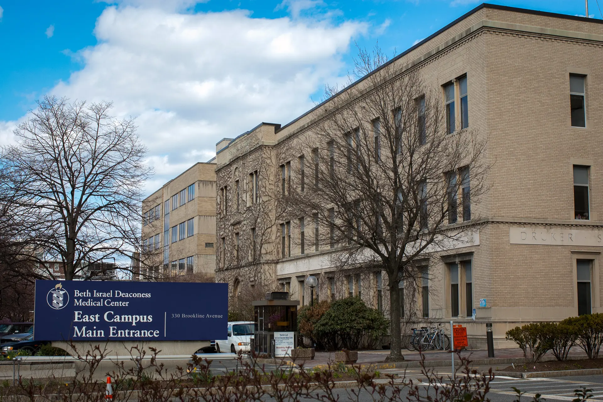 Entrada principal del campus este del Beth Israel Deaconess Medical Center en Boston. Zheng Zaosong, estudiante de posgrado visitante en el Beth Israel Deaconess Medical Center de la Universidad de Harvard en 2018, fue detenido en el Aeropuerto Internacional Logan de Boston en 2019 por ocultar material biológico. (Tim Pierce, CC BY 3.0).
