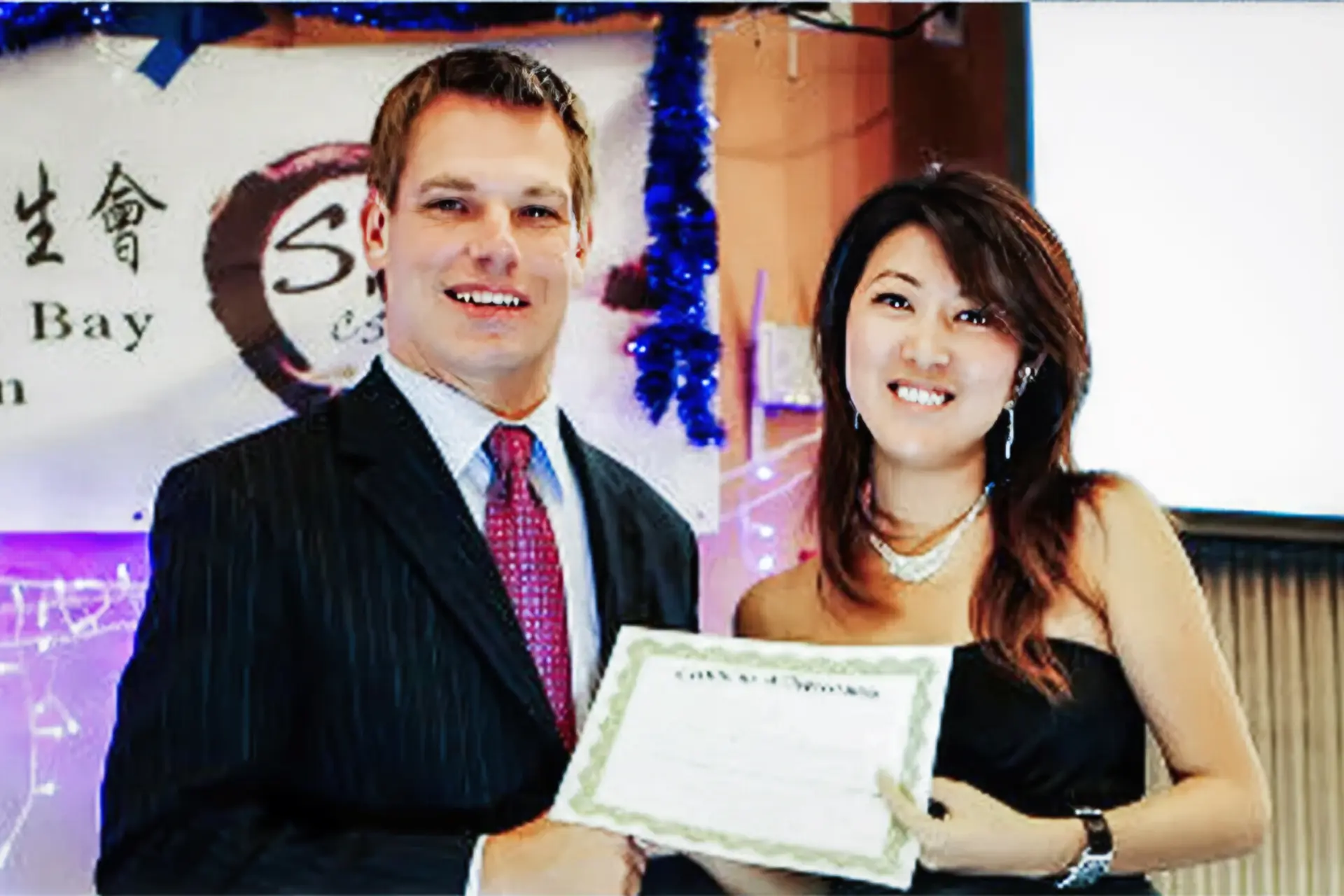 Christine Fang, también conocida como Fang Fang, con el entonces concejal de Dublín Eric Swalwell en un acto estudiantil en octubre de 2012. Cuando Fang se matriculó como estudiante en la Universidad Estatal de California-East Bay, supuestamente se le encomendó la tarea de establecer contactos y entablar amistad con prometedores funcionarios estadounidenses en nombre de la China comunista. (Captura de pantalla/Redes sociales).