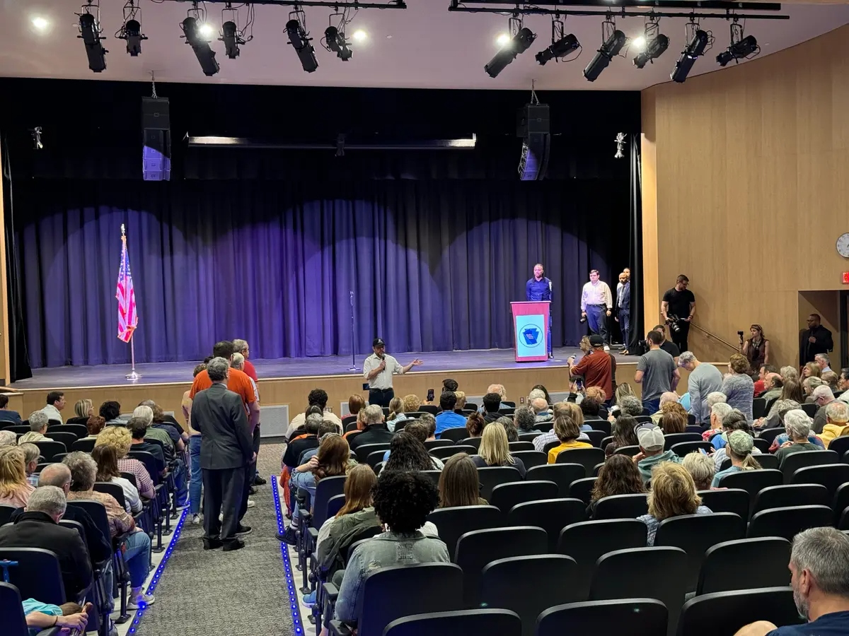 El senador Rubén Gallego habla en un acto municipal en el condado de Bucks, Pensilvania, el 10 de mayo de 2025. (Arjun Singh/The Epoch Times)