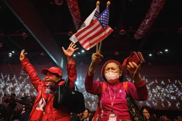 Partidarios reaccionan tras la elección de Kim Moon-soo como candidato del Partido del Poder Popular (PPP) para las próximas elecciones presidenciales, en Goyang, Corea del Sur, el 3 de mayo de 2025. (Anthony Wallace/AFP a través de Getty Images)