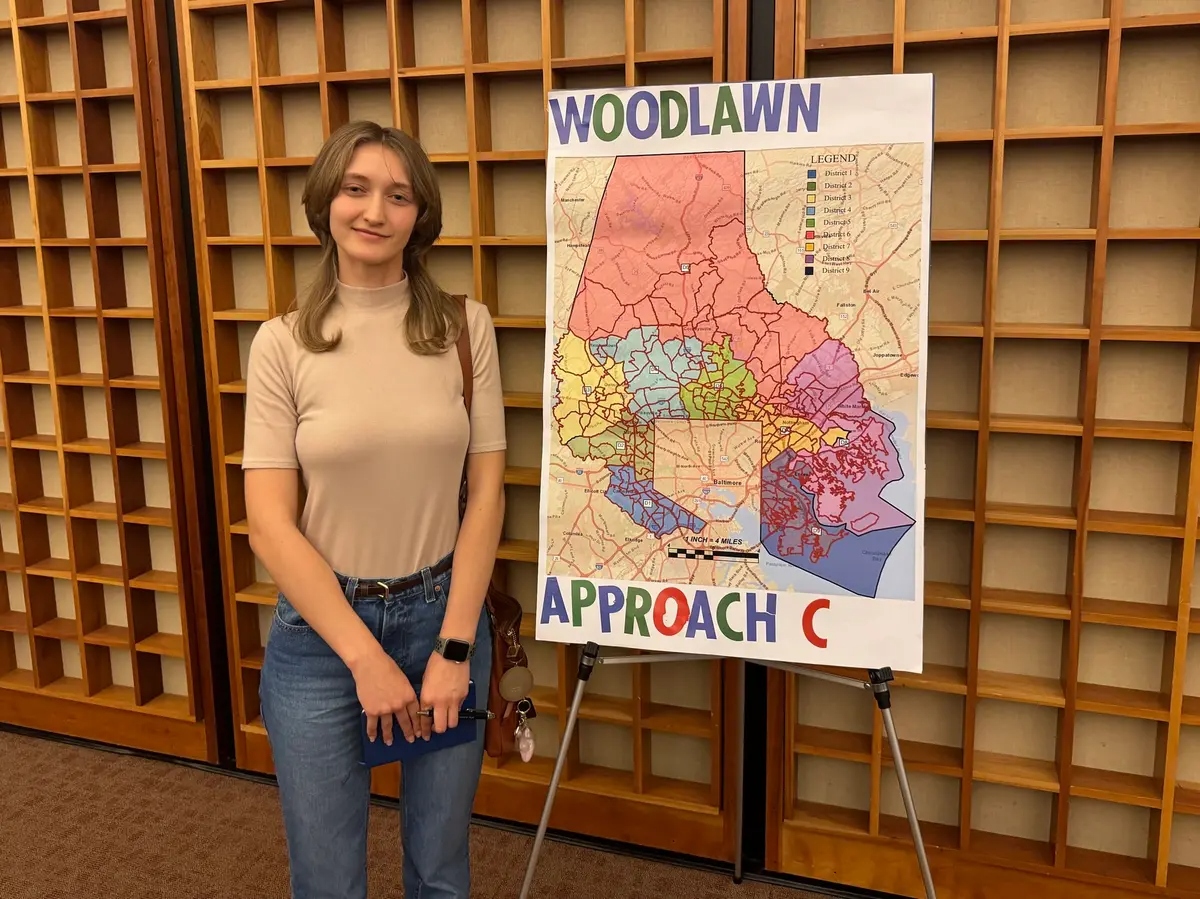 Victoria Kovtun, estudiante de la Universidad de Maryland, asiste a un foro ciudadano del Partido Demócrata en Baltimore, Maryland, el 7 de mayo de 2025. (Arjun Singh/The Epoch Times)