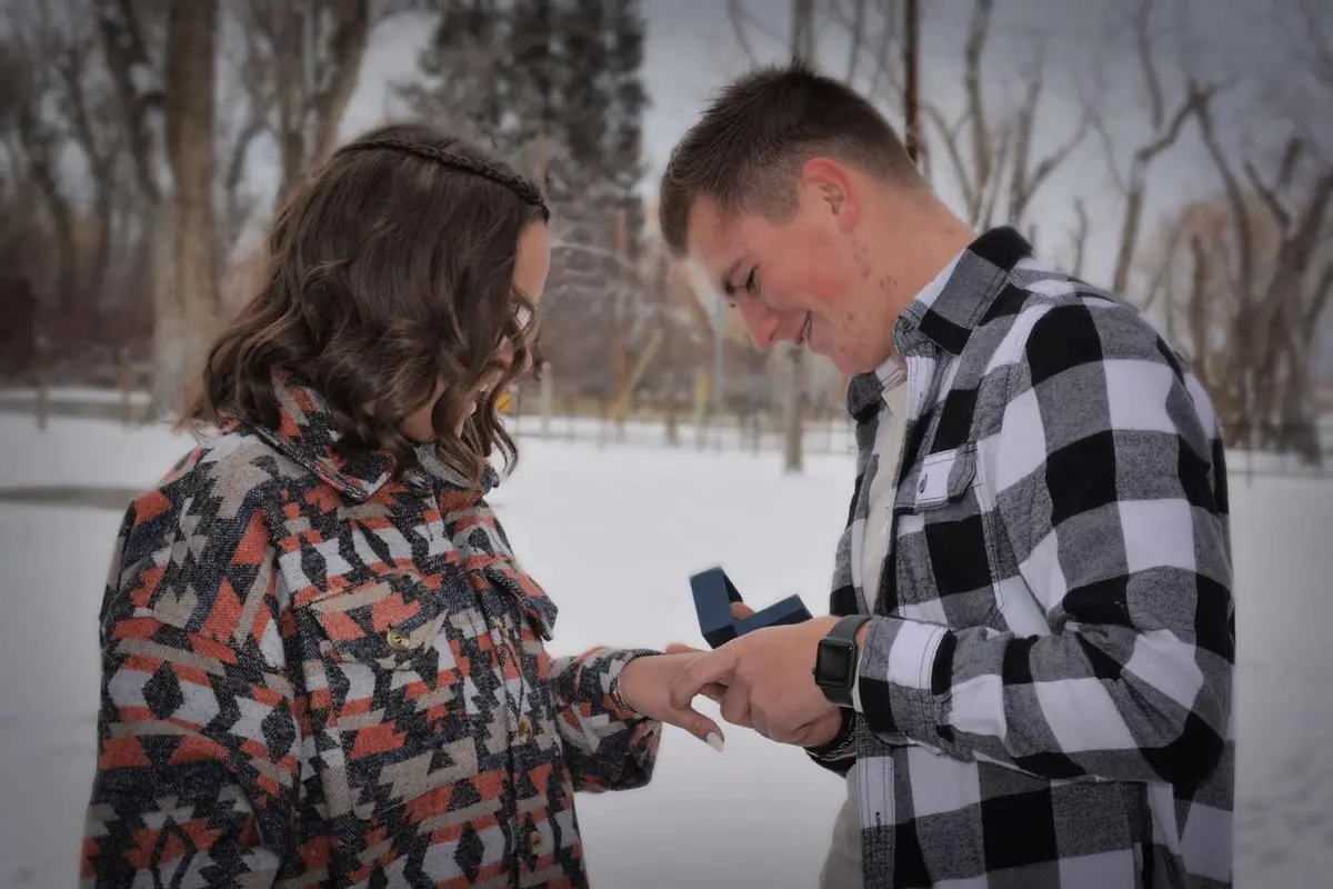 Brayden pidiéndole matrimonio a Samantha. (Cortesía de <a href="https://www.instagram.com/sammy_ann12/" target="_blank" rel="noopener">Samantha Clark</a>)