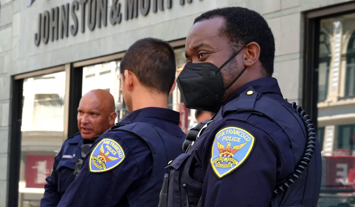 Oficiales de policía de San Francisco responden a una llamada el 24 de mayo de 2022. (Justin Sullivan/Getty Images).