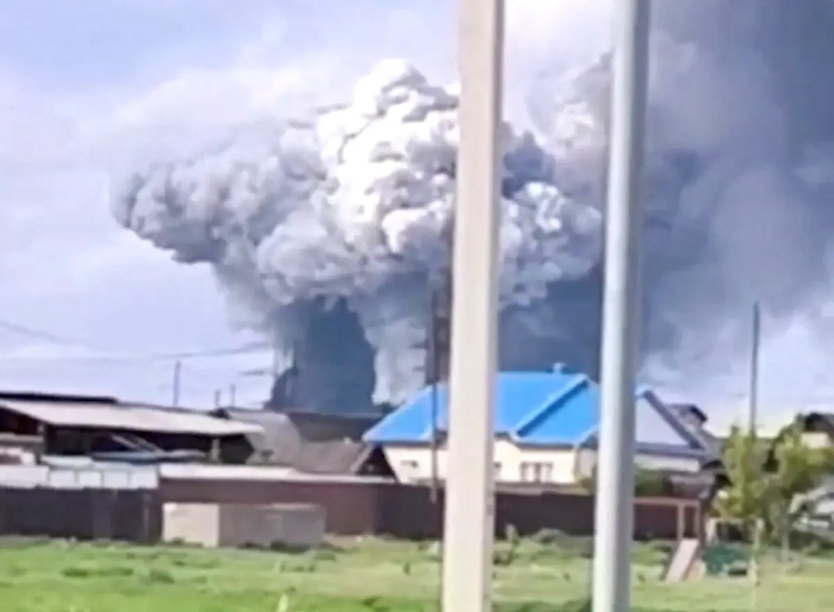 El humo se eleva sobre la zona tras lo que las autoridades locales calificaron de ataque con drones contra una unidad militar en el asentamiento de Sredny, en el distrito de Usolsky, en la región de Irkutsk (Rusia), en esta imagen fija de un video publicado el 1 de junio de 2025. (El gobernador de la región de Irkutsk, Igor Kobzev, a través de Telegram/Handout vía Reuters)
