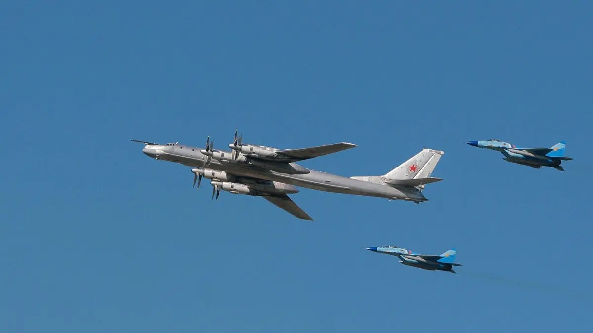 Un bombardero estratégico ruso TU-95 rodeado de MiG-29 vuela en una foto de archivo. (AFP/Getty Images)