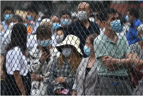 Personas se reúnen en una zona al aire libre para someterse a una prueba de COVID-19 durante los tests masivos realizados en Beijing el 23 de junio de 2020. (Noel Celis/AFP a través de Getty Images)