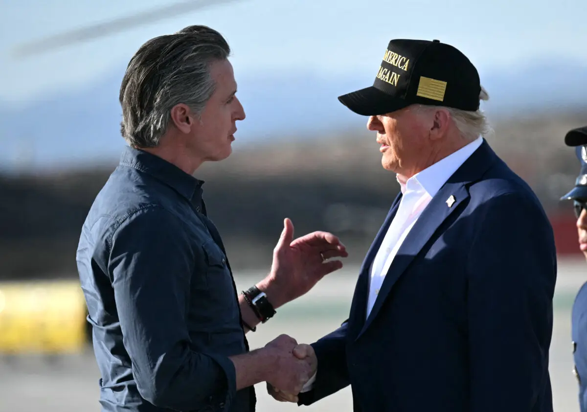 El presidente Donald Trump (derecha) estrecha la mano del gobernador de California, Gavin Newsom (izquierda), a su llegada al Aeropuerto Internacional de Los Ángeles el 24 de enero de 2025. (Mandel Ngan/AFP vía Getty Images).