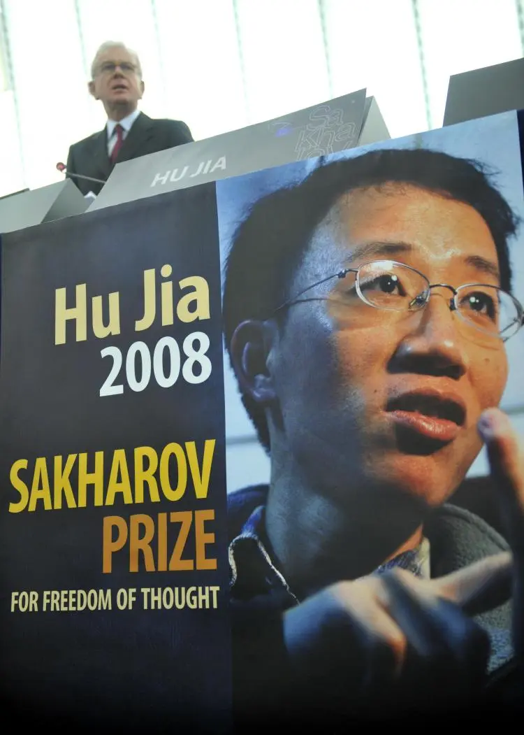 El presidente del Parlamento Europeo, Hans-Gert Pottering, pronuncia un discurso junto a la silla vacía de Hu Jia durante la ceremonia de entrega del premio Sájarov en el Parlamento Europeo en Estrasburgo el 17 de diciembre de 2008. (Dominique Faget/AFP vía Getty Images).