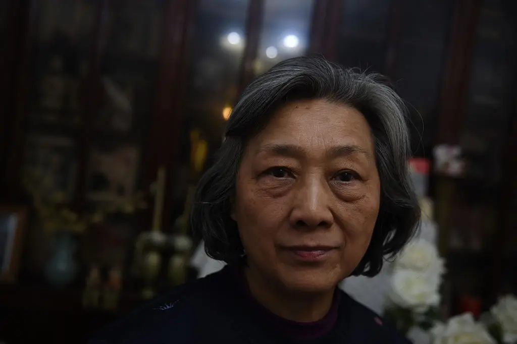 La veterana periodista y disidente china Gao Yu posa para una foto en su casa de Beijing el 31 de marzo de 2016. Recientemente se vio obligada a abandonar Beijing antes de un importante foro de política exterior que se celebraba en la capital. (Greg Baker/AFP/Getty Images).