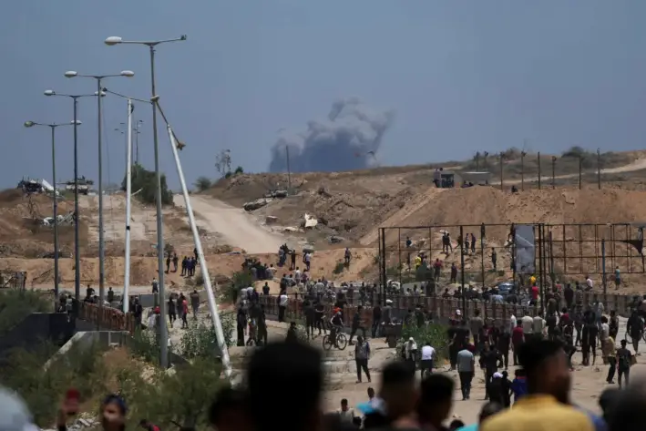 Humo tras un bombardeo israelí en Gaza, visto desde un centro de distribución de ayuda humanitaria, en Khan Younis, Franja de Gaza, el 29 de mayo de 2025. (Abdel Kareem Hana/AP)