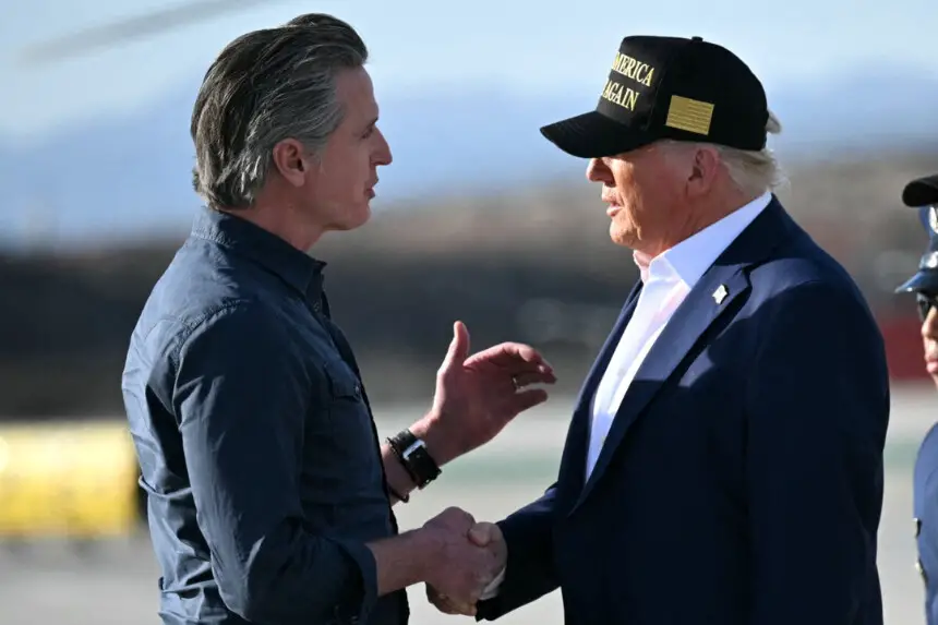 El presidente Donald Trump y el gobernador de California, Gavin Newsom, a la llegada del presidente al Aeropuerto Internacional de Los Ángeles el 24 de enero de 2025. (Mandel Ngan/AFP a través de Getty Images).