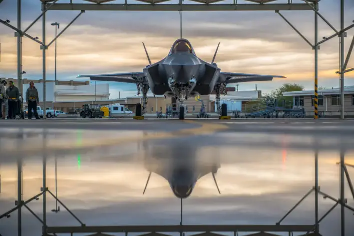 Un piloto asignado al 61.º Escuadrón de Caza y los jefes de tripulación de la 61.° Unidad de Mantenimiento de Aeronaves preparan un F-35A Lightning II en la base aérea de Luke, Arizona, el 15 de enero de 2019. (Cortesía de la Fuerza Aérea de Estados Unidos)