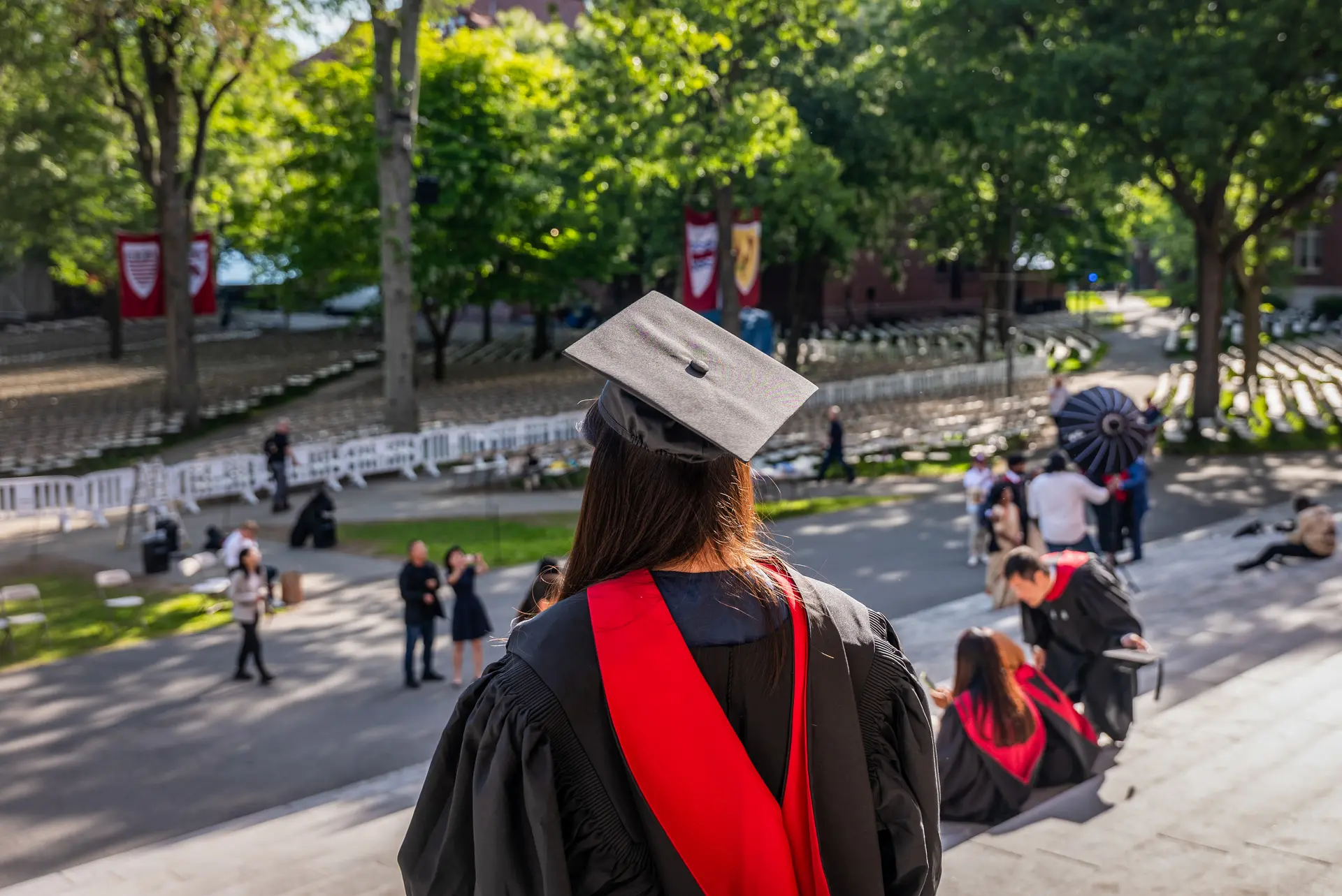 Estudiantes, profesores y familiares se reúnen para la ceremonia de graduación en Harvard Yard, en Cambridge, Massachusetts, el 28 de mayo de 2025. El Departamento de Seguridad Nacional revocó la certificación de Harvard para matricular a estudiantes internacionales el 22 de mayo, pero un juez estadounidense bloqueó temporalmente la orden después de que la universidad presentara una demanda. (Spencer Platt/Getty Images).