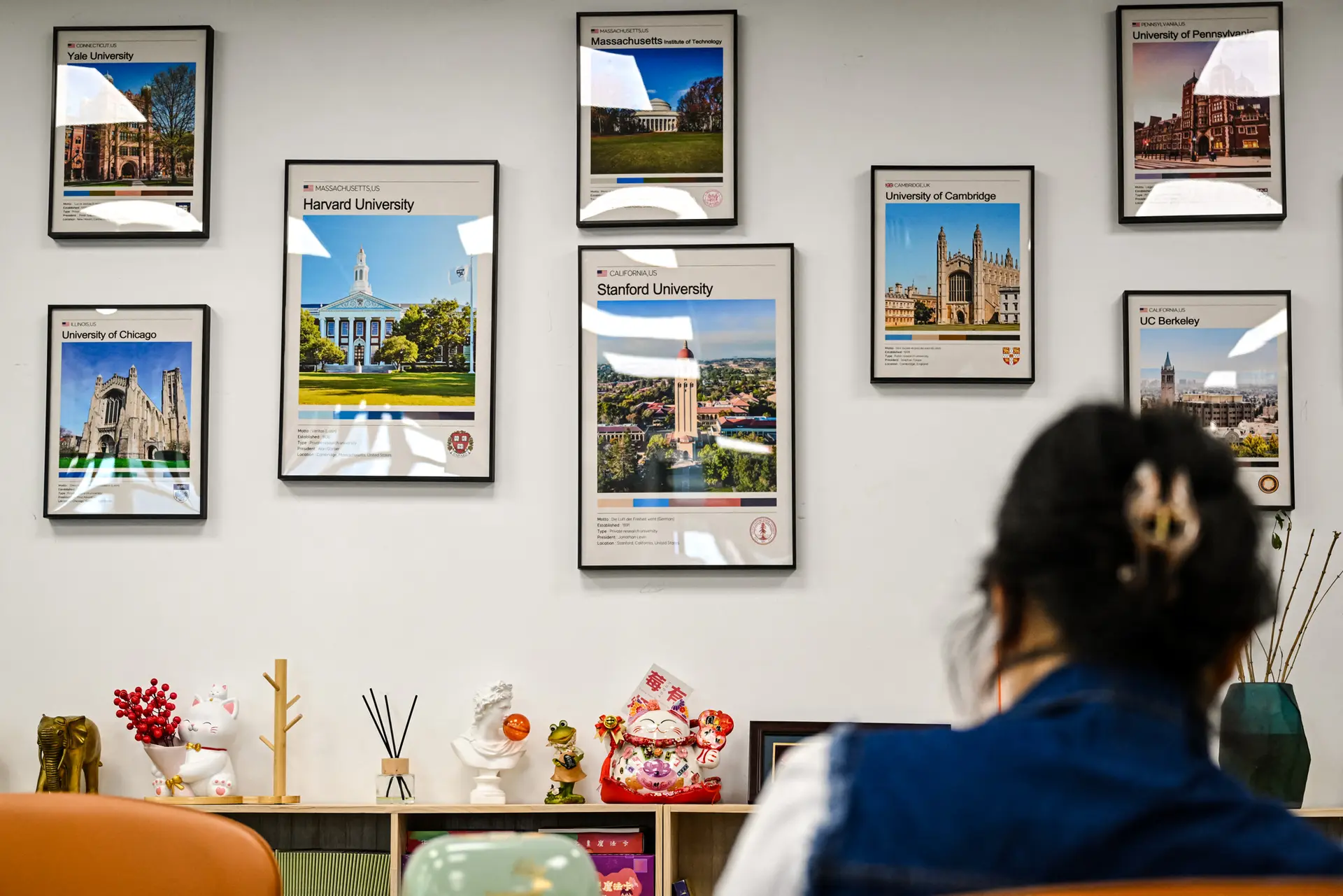 Carteles de universidades estadounidenses, entre ellas la Universidad de Harvard, se exhiben en una agencia de educación en el extranjero en Beijing el 29 de mayo de 2025. Beijing criticó la medida del Gobierno de Trump de restringir las visas para estudiantes chinos. (Jade Gao/AFP a través de Getty Images).