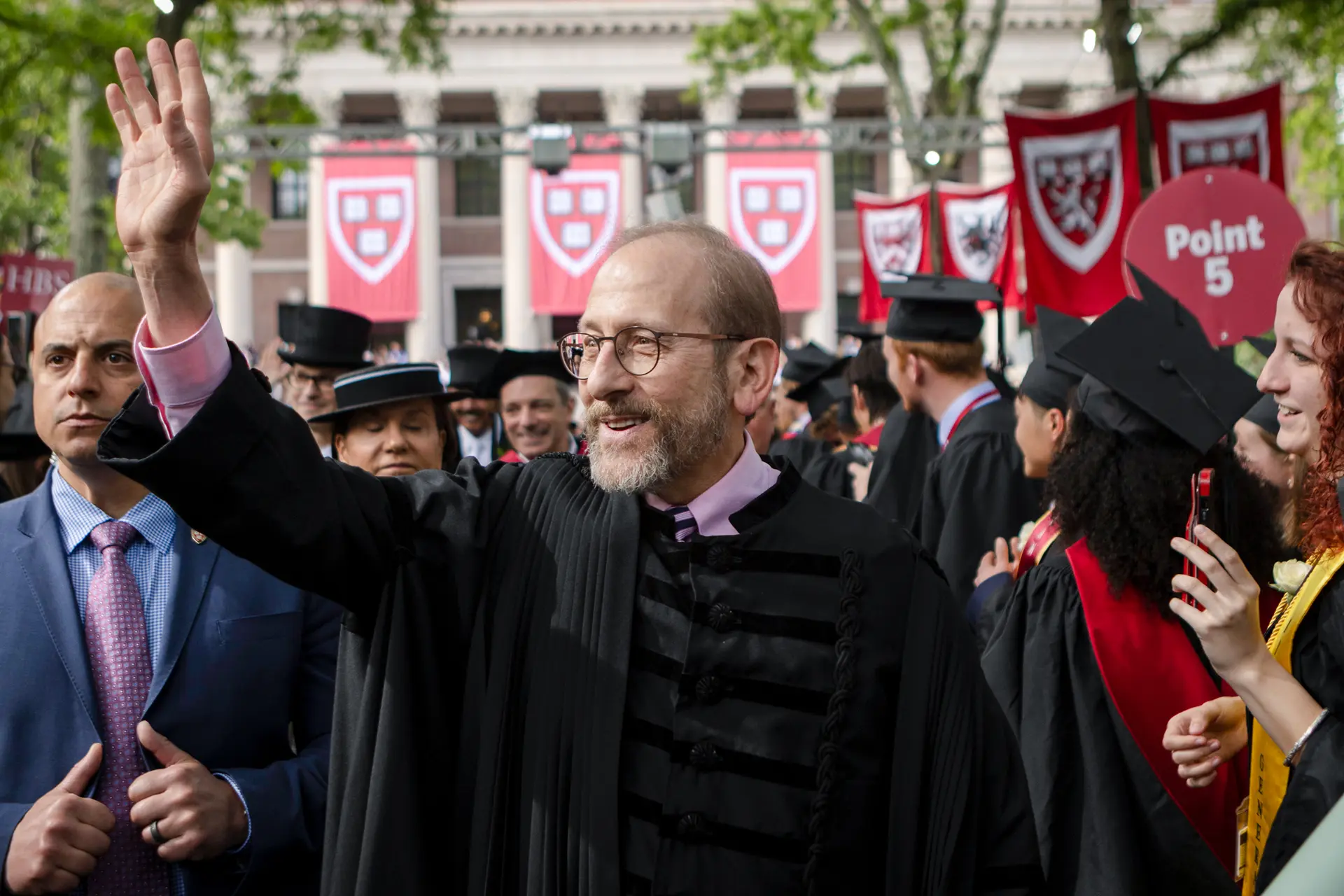 El presidente de Harvard, Alan Garber, llega para pronunciar un discurso en la 374.ª ceremonia de graduación de Harvard en Cambridge, Massachusetts, el 29 de mayo de 2025. Un grupo de legisladores estadounidenses envió una carta a Garber el 19 de mayo solicitando testimonio y documentos sobre los vínculos de Harvard con el Cuerpo de Producción y Construcción de Xinjiang y otras entidades chinas sancionadas. (Rick Friedman/AFP a través de Getty Images).