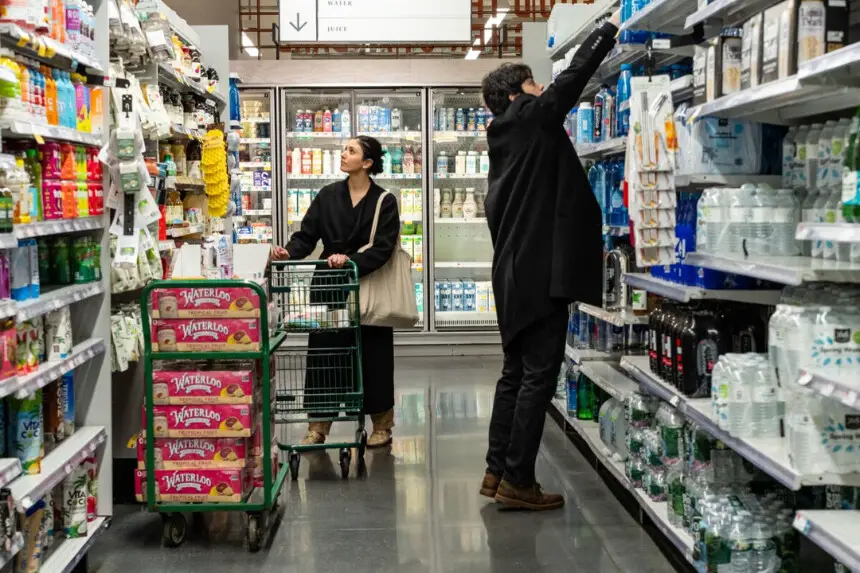 Personas compran en una tienda de comestibles en la ciudad de Nueva York el 12 de marzo de 2025. (Samira Bouaou/The Epoch Times).