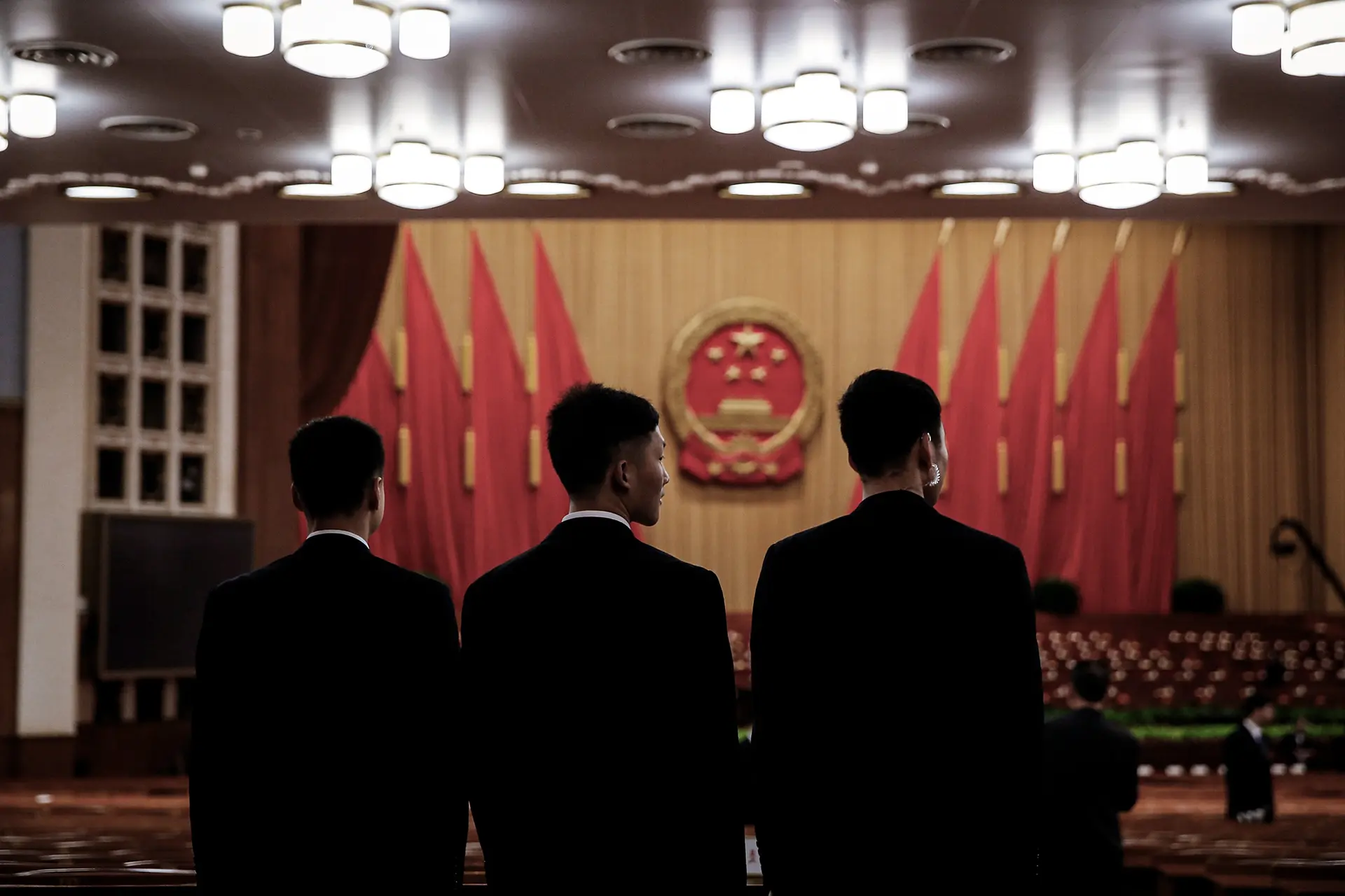 Policías armados chinos montan guardia en el interior del Gran Salón del Pueblo antes de la sesión inaugural de la Asamblea Popular Nacional en Beijing, el 5 de marzo de 2017. Durante la reunión se fija el objetivo de crecimiento anual del PIB de China, que para 2025 se sitúa en torno al 5 %. (Lintao Zhang/Getty Images)