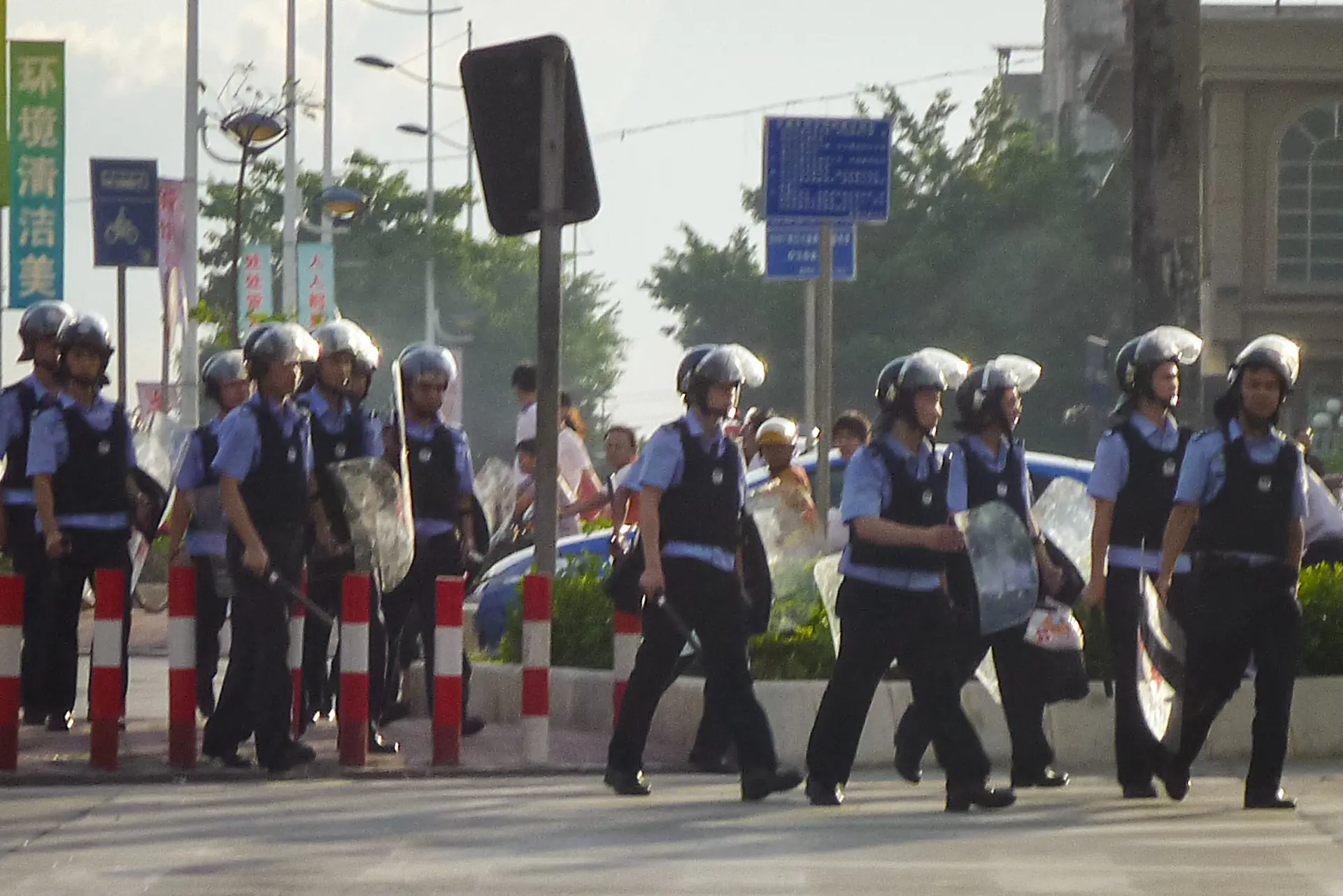La policía antidisturbios patrulla las calles desiertas tras varios días de disturbios en Zengcheng, provincia de Guangdong, China, el 15 de junio de 2011. (STR/AFP vía Getty Images)
