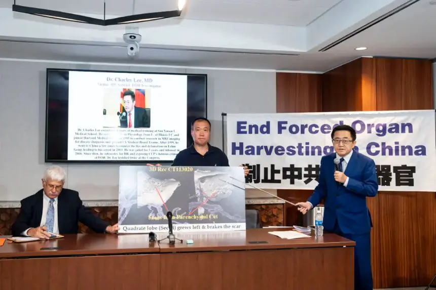 (De izquierda a derecha) Robert Destro, exsubsecretario de Estado para la Democracia, los Derechos Humanos y el Trabajo; Cheng Peiming, practicante de Falun Gong al que le sustrajeron los órganos por la fuerza en China, y el Dr. Charles Lee, investigador de la sustracción forzada de órganos, durante una rueda de prensa en Washington el 9 de agosto de 2024. (Madalina Vasiliu/The Epoch Times)