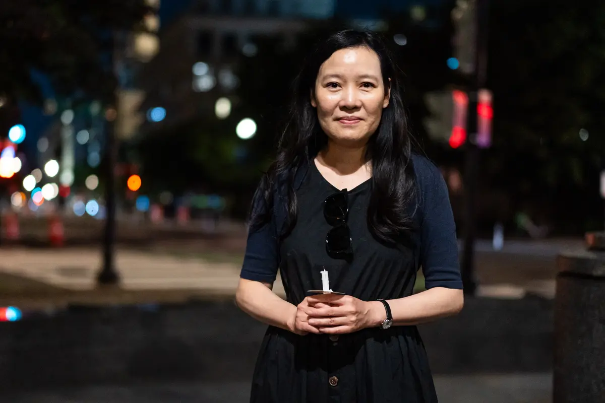 Rowena He, investigadora principal del Civitas Institute, habla durante un acto en conmemoración de la masacre de la plaza de Tiananmen que tuvo lugar en China el 4 de junio de 1989, en el Monumento a las Víctimas del Comunismo en Washington, el 4 de junio de 2025. (Madalina Vasiliu/The Epoch Times)