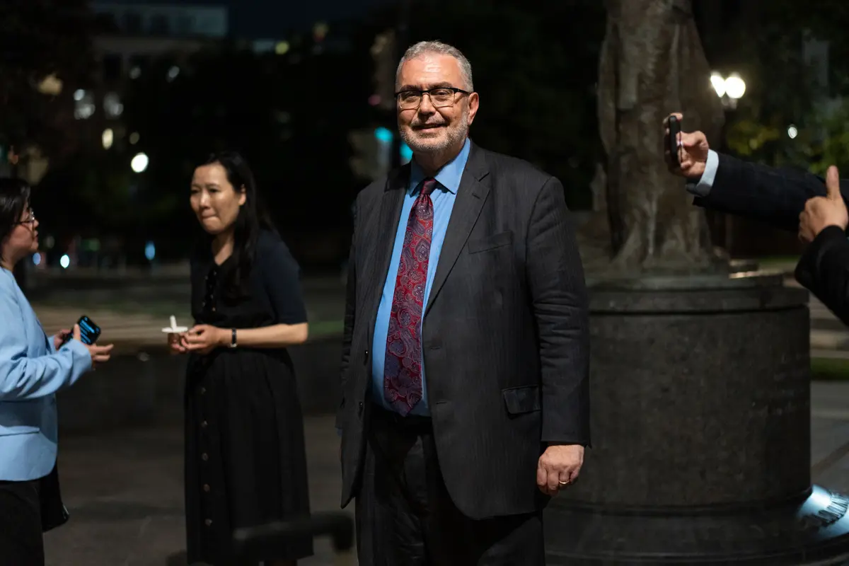 Piero Tozzi, director de personal de la Comisión Ejecutiva del Congreso sobre China, en un acto conmemorativo de la masacre de la plaza de Tiananmen que tuvo lugar en China el 4 de junio de 1989, en el Monumento a las Víctimas del Comunismo en Washington, el 4 de junio de 2025. (Madalina Vasiliu/The Epoch Times)