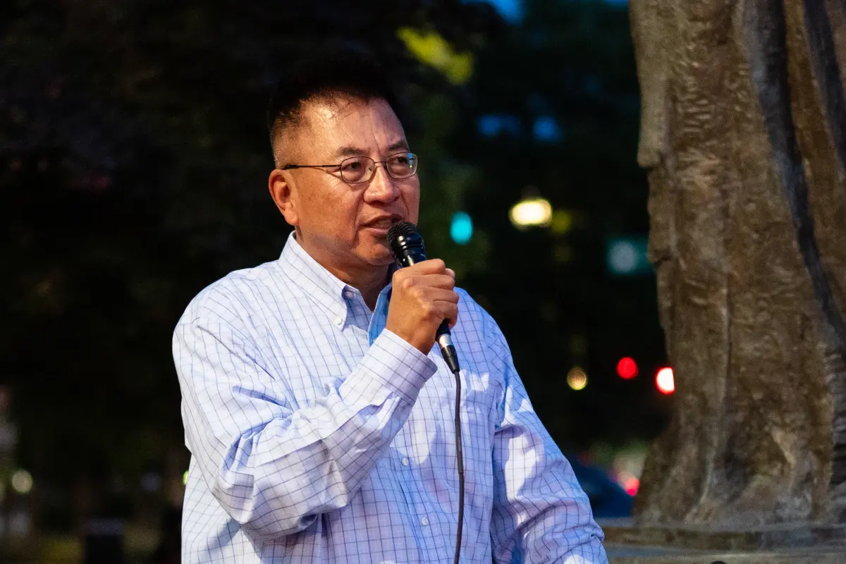 David Yu, director ejecutivo de la Asociación en Memoria de la Masacre del 4 de Junio, habla durante un evento en conmemoración de la masacre de la plaza de Tiananmen que tuvo lugar en China el 4 de junio de 1989, en el Monumento a las Víctimas del Comunismo en Washington, el 4 de junio de 2025. (Madalina Vasiliu/The Epoch Times)