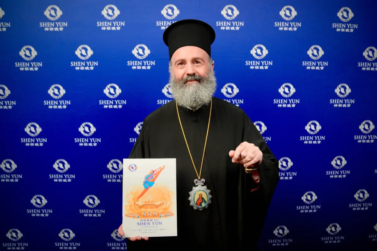 El arzobispo Makarios Griniezakis, de la Iglesia Ortodoxa Griega de Australia, vio Shen Yun en Sídney, Australia, el 26 de febrero de 2025. (NTD)