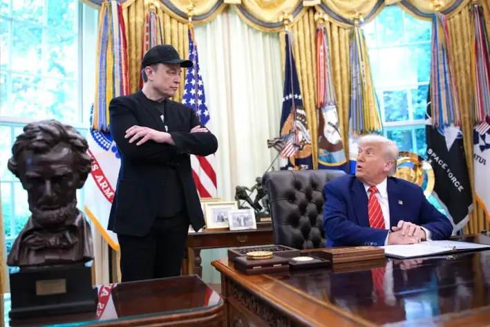El presidente Donald Trump, acompañado por el director ejecutivo de Tesla, Elon Musk (izquierda), habla con los periodistas en el Despacho Oval de la Casa Blanca, el 30 de mayo de 2025. (Kevin Dietsch/Getty Images)