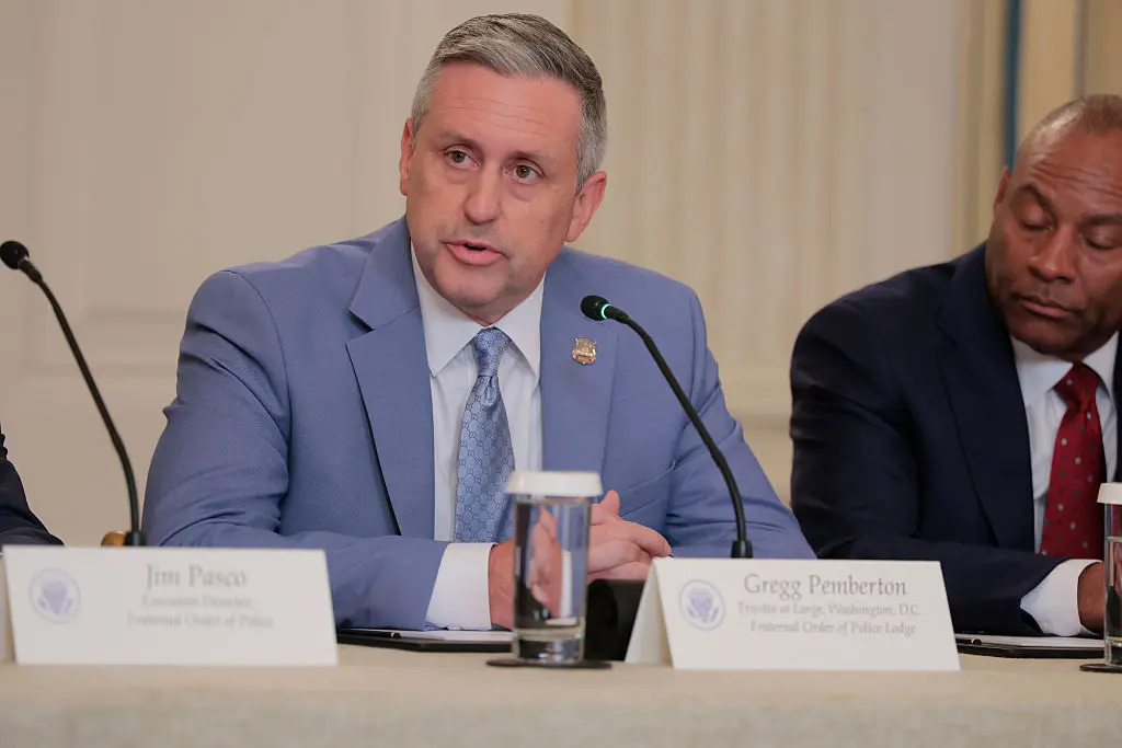 Gregg Pemberton, presidente del Sindicato de Policía de Washington D. C., habla en una mesa redonda en el Comedor de Estado de la Casa Blanca en Washington el 5 de junio de 2025. U.S. (Anna Moneymaker/Getty Images)