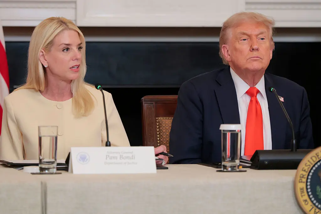 La fiscal general Pam Bondi habla junto al presidente de los Estados Unidos, Donald Trump, en una mesa redonda celebrada en el Comedor de Estado de la Casa Blanca en Washington el 5 de junio de 2025. (Anna Moneymaker/Getty Images)