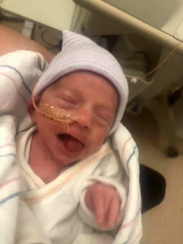 Jayden en la unidad de cuidados intensivos neonatales. Monica Thompson, de 46 años, dio a luz solo 24 horas después de descubrir que estaba embarazada.