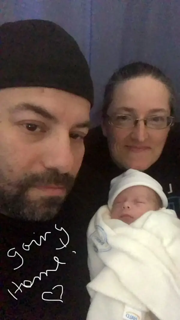 (De izquierda a derecha) Jason con su hijo, Jayden, y su pareja, Monica. (SWNS)