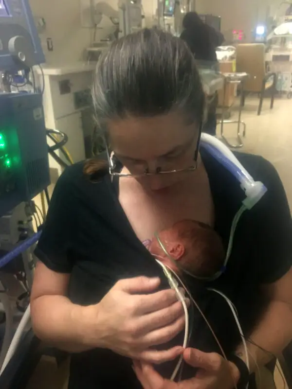 Mónica sostiene a Jayden, recién nacido, por primera vez en la UCIN. (SWNS)