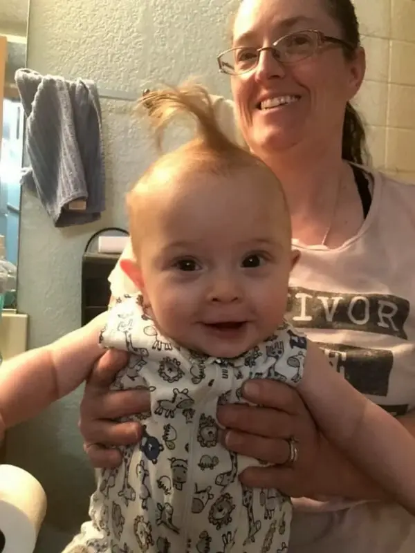 Mónica Thompson con su bebé Jayden. (©SWNS)